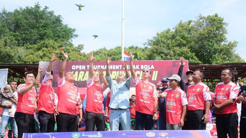Buka Turnamen Sepakbola Karang Taruna Cup II Bukit Batu, Bupati Kasmarni: Jadikan Sarana Adu Bakat dan Prestasi