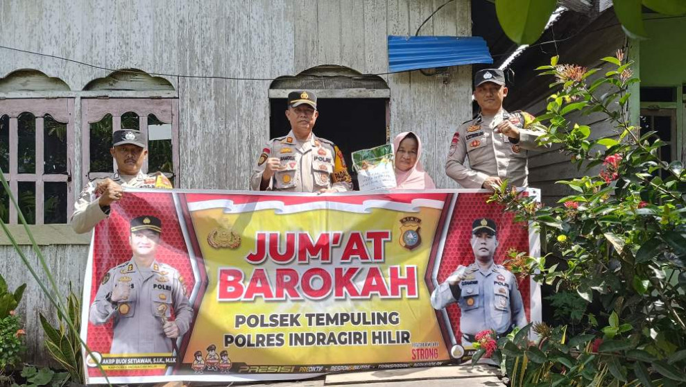 Polsek Tempuling Gelar Jumat Barokah, Bagikan Sembako Pererat Hubungan Persaudaraan dengan Masyarakat