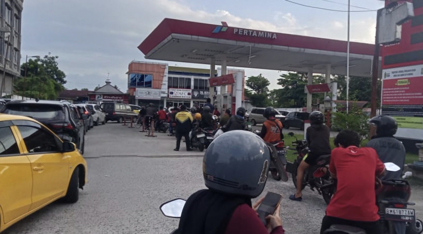 Ironi! Antre BBM Berjam-jam di Negeri Kaya Minyak, Ekonom Minta Pertamina Berbenah