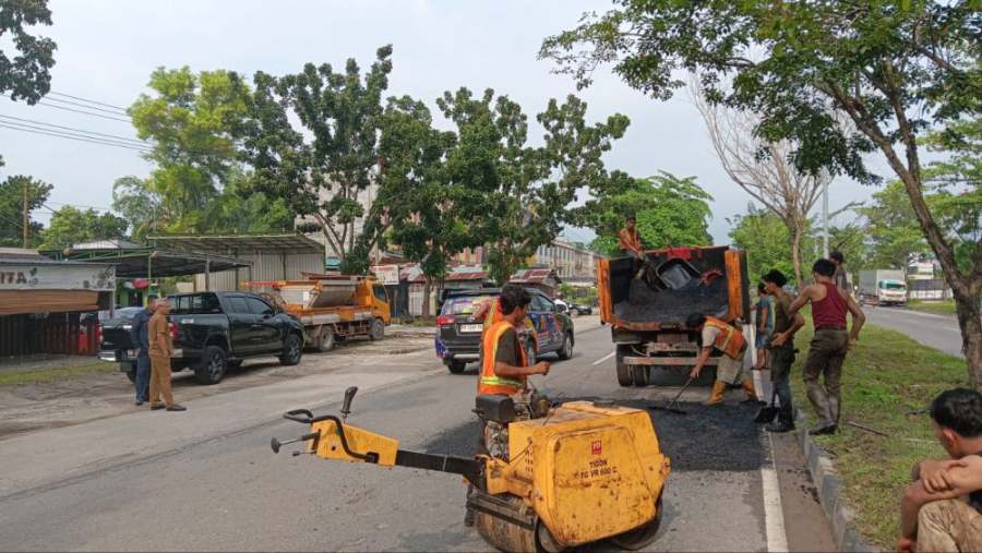 Antisipasi Kecelakaan, PUPR Riau Kebut Tutupi Ribuan Lubang Jalan Menjelang Lebaran 2024