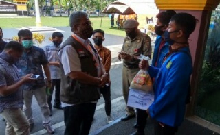 Mahasiswa BEM UIR Kritik Pemko Pekanbaru dengan Memberikan Paket Sembako