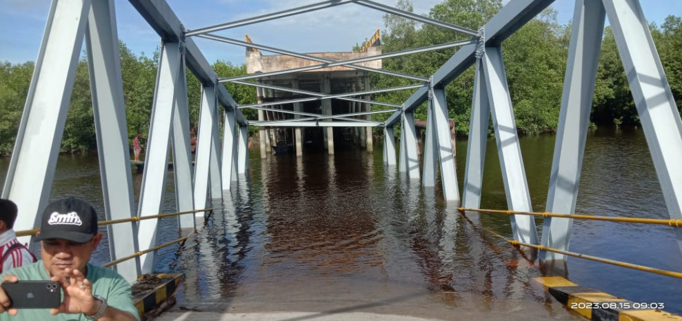 Jembatan Perawang Tiba-tiba Ambruk, Ini Respon Bupati Meranti Asmar