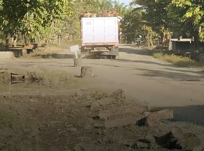 Perusahaan Sawit Tak Mau Tau Jalan Hancur, Pemkab Inhu Ancam Portal Jalan