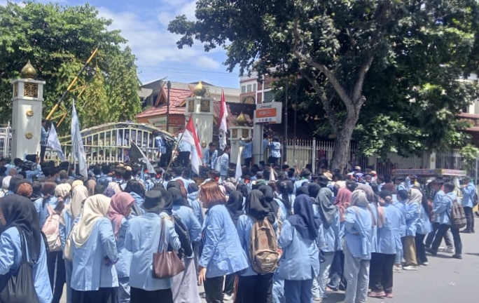 Dobrak Pintu Gerbang, Mahasiswa Unri Tuntut Penyelesaian Karhutla hingga Konflik Agraria