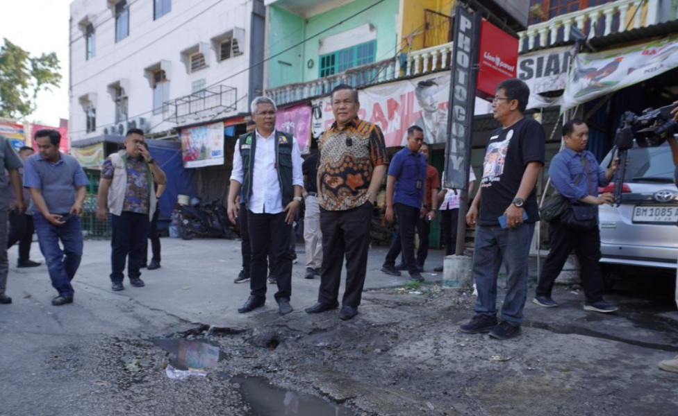 Respon Keluhan Masyarakat, Pj Gubri Tinjau Jalan Rusak di Kota Pekanbaru