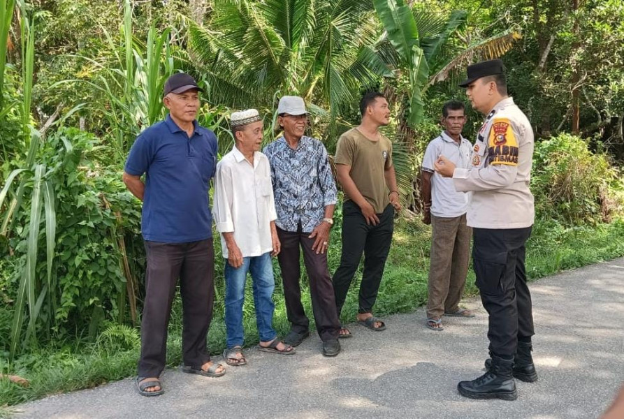 Ciptakan Pilkada Damai, Personil Polsek Sungai Apit Rutin Sambangi Warga