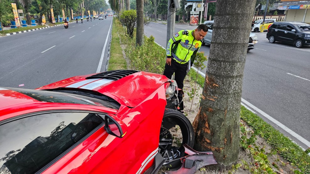 Mobil Ford Mustang Tabrak Pohon di Jalan Sudirman Pekanbaru