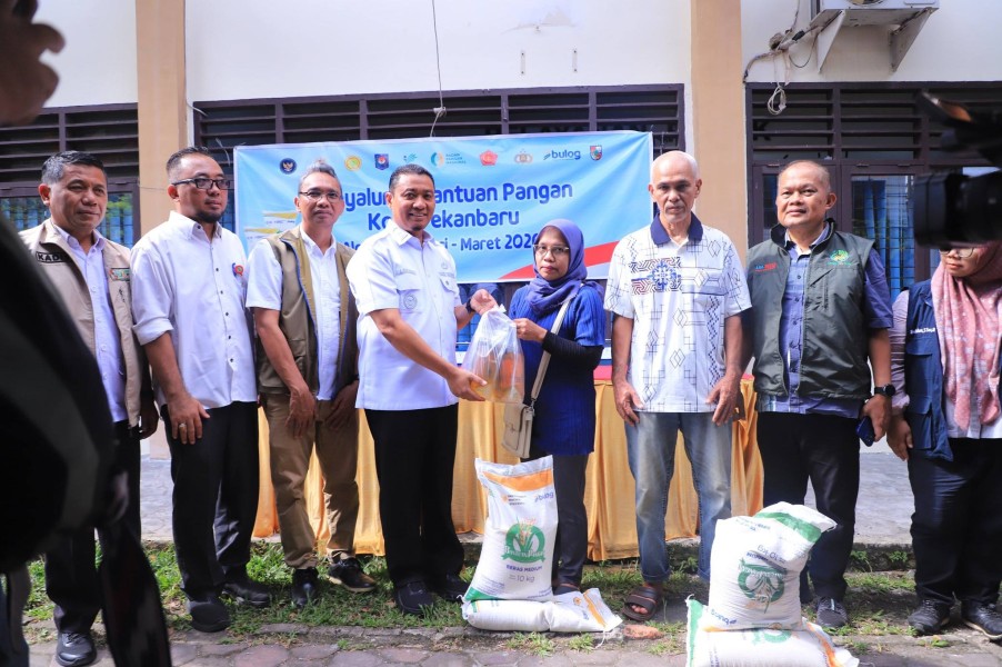 Salurkan Bantuan Beras CPP untuk Warga di 2 Kelurahan, Wawako: Diharapkan Dapat Mendukung Perekonomian Warga