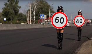 Biar Ngak Ugal-ugalan, Negara ini Pajang Perempuan Tanpa Bra Di Jalanan