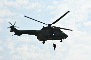 Menegangkan! Pilot Paksa Pesawat Mendarat Darurat di Danau Buatan, TNI AU Kerahkan Heli SAR