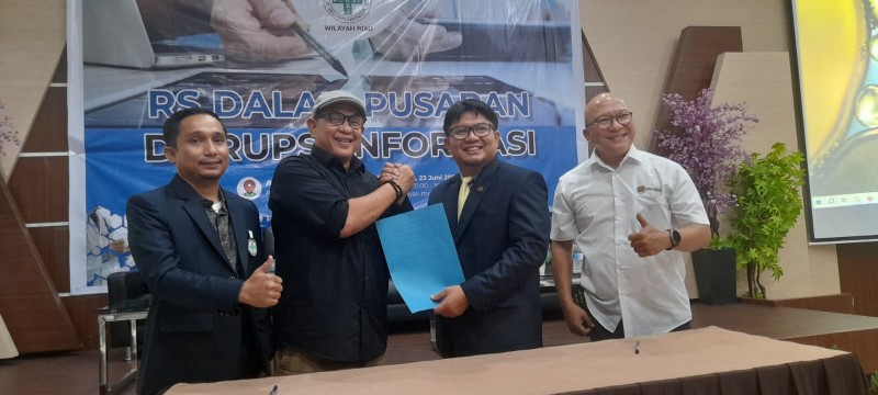 Saling Dukung, PWI Riau-Persi Riau Teken MoU