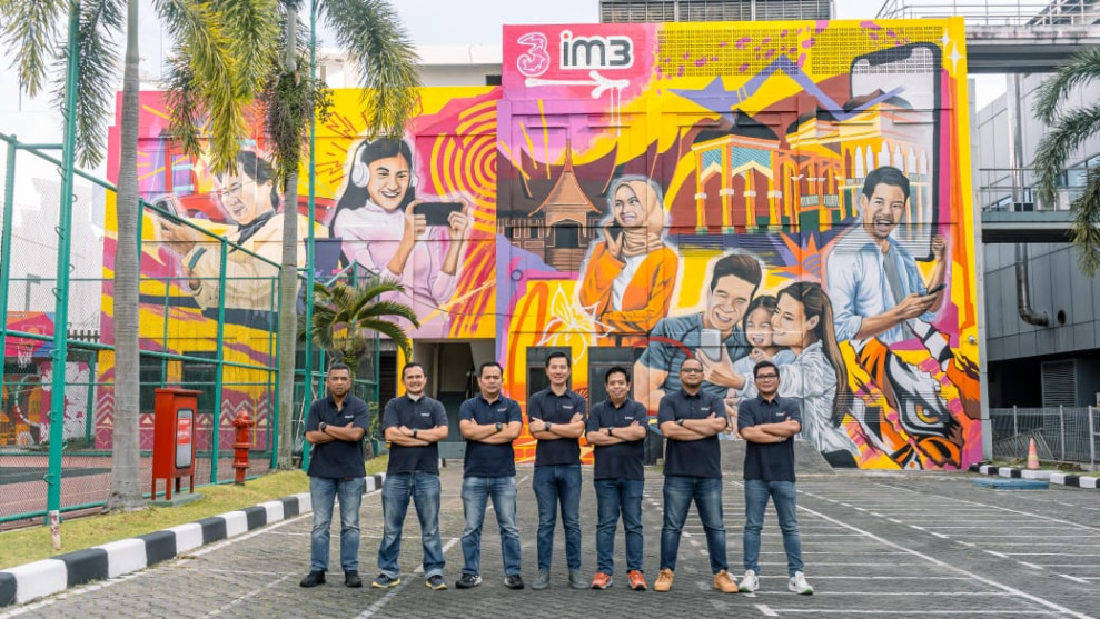 Indosat Ooredoo Hutchison Kolaborasi dengan Seniman Lokal Medan Lewat Proyek Mural