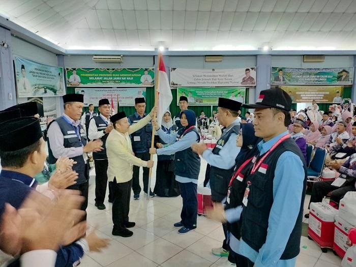 Kakanwil Kemenag Riau Lepas Keberangkatan JCH Riau Kloter 2, Ini Pesannya