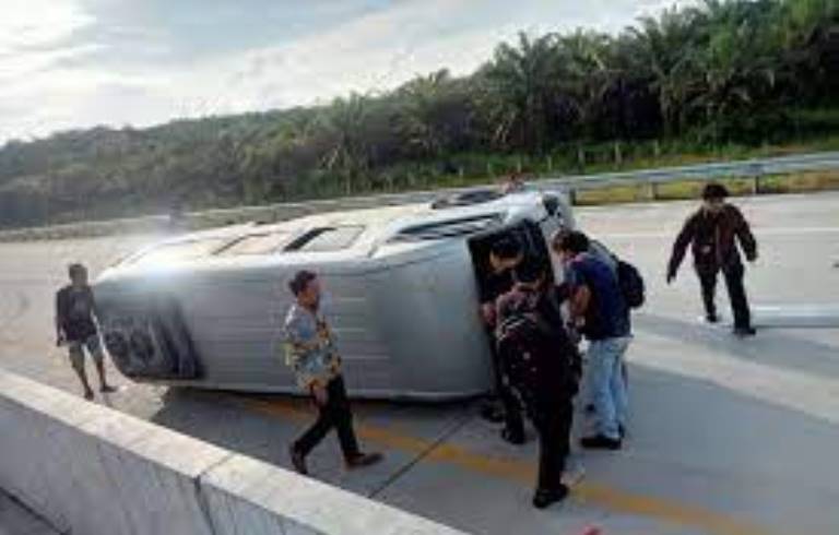 Pecah Ban, Minibus Naas di Tol Pekanbaru-Bangkinang, Delapan Dosen UP Terluka