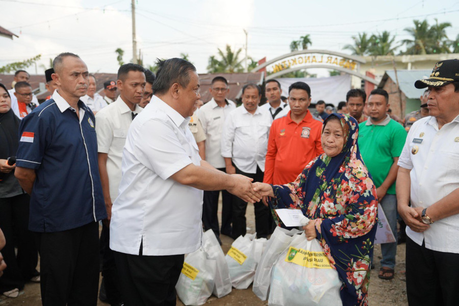 Pj Gubri Kunjungi Korban Kebakaran di Rohul, Serahkan Bantuan Sembako dan 2 Ekor Sapi untuk Qurban