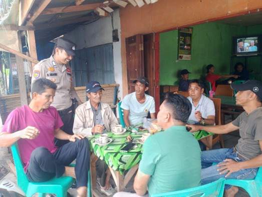 Polsek Tempuling Lakukan Patroli Jalan Kaki Pererat Hubungan Persaudaraan Pasca Pilkada