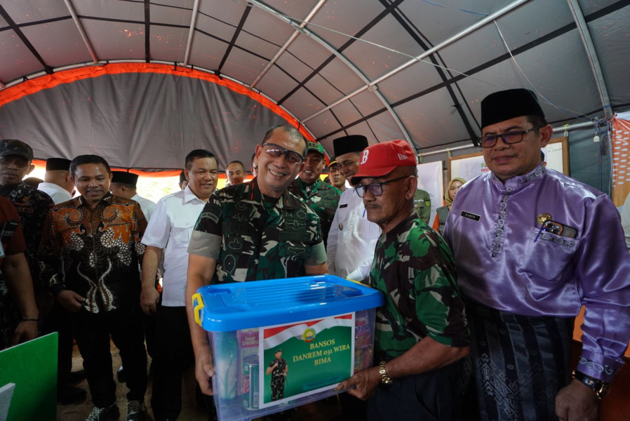 Kunjungi Lokasi Longsor di Tembilahan, Pj Gubri Didampingi Danrem 031/WB Berikan Bantuan Korban Terdampak