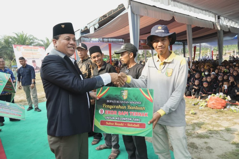 Di Sela-sela Jambore Silat di Hulu Teso, Bupati Suhardiman Serahkan Bantuan Ternak Untuk Warga  LTD