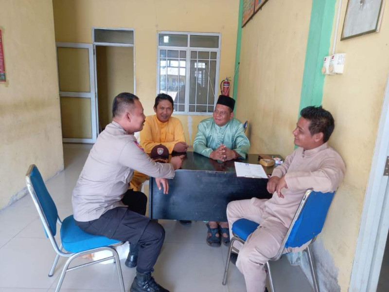 Sambangi Warga, Bhabinkamtibmas Polsek Pulau Burung Sampaikan Pesan Pilkada Damai 2024