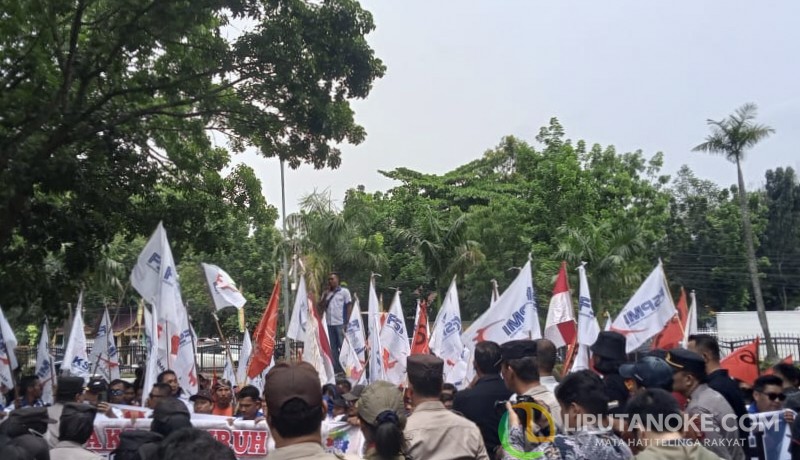 Buruh Riau Demo di DPRD, Tuntut Penghapusan Outsourcing dan Kenaikan UMP 10 Persen
