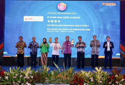BRK Syariah Raih Dua Penghargaan di TOP Digital Award 2022 dari It Works