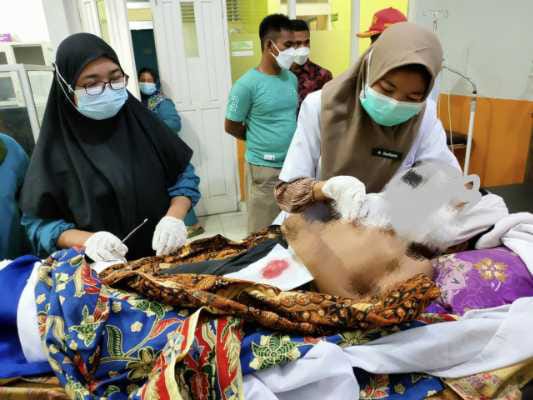 Tragis!!! Bocah Tewas Dilempar Kakaknya Sendiri, Sebilah Parang Tertancap di Dada