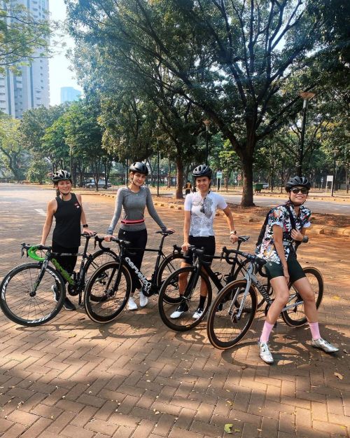  Ini Gaya Sporty Luna Maya Gowes Sepeda Rp60 Juta, Duh Kerennya