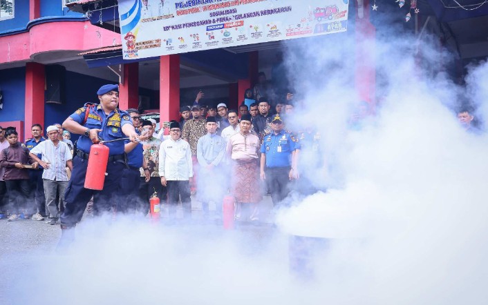 Pemko-Konsulat Malaysia Serahkan Bantuan APAR ke Masjid-masjid di Pekanbaru