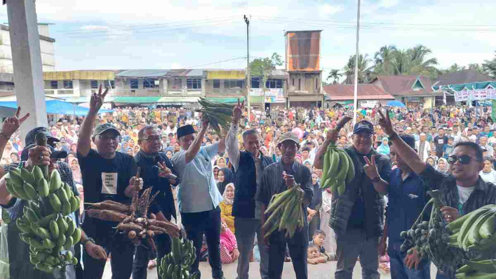 Dani M Nursalam Diberi Hasil Kebun oleh Petani Sungai Batang