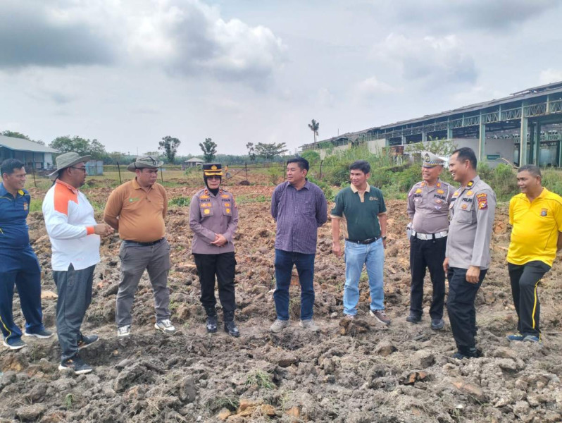Dukung Ketahanan Pangan, Kapolsek Pinggir Laksanakan Pembajakan Lahan di Areal PT Adei