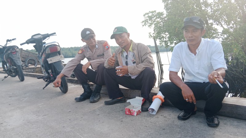 Sambangi Masyarakat, Kapolsek Teluk Balengkong Ajak Masyarakat Waspadai Berita Hoax Pilkada