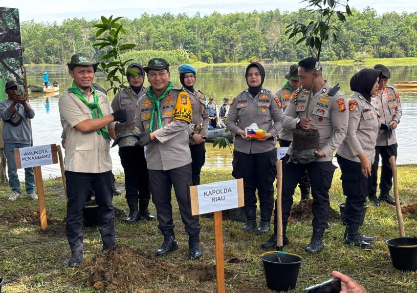 Hari Pohon Sedunia, Polda Riau Tanam 21 Ribu Bibit Pohon