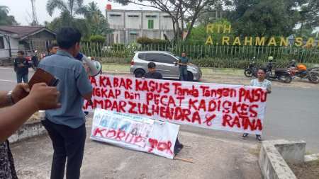 Aksi Premanisme kepada Pendemo di Diskes Kampar, Peserta Aksi Lari Pontang Panting Selamatkan Diri