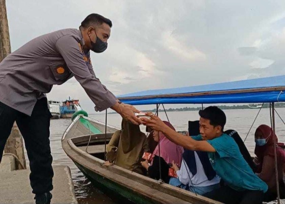 Berbagi Takjil Lagi, KSKP Tembilahan Sasar Penambang dan Penumpang Pompong Penyeberangan