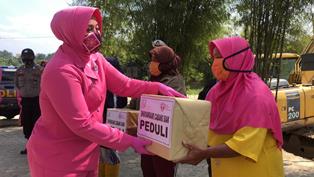 Polres Siak & Bahyangkari Beri Bantuan kepada Pemulung di TPA Sampah Kampung Perawang Barat