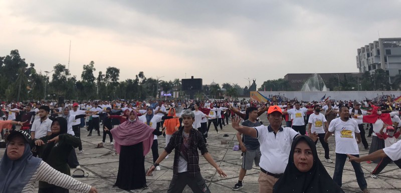 Dihadiri Gubri, Ribuan Warga Ikuti Senam Sehat Sempena HUT Riau