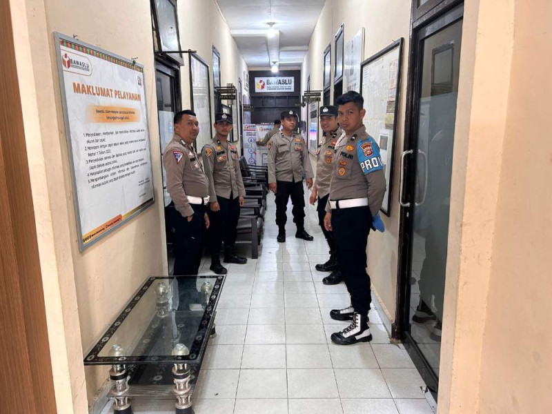 Polres Kuansing Laksanakan Pengamanan Preventif Kantor Bawaslu Dalam Rangka Operasi Mantap Praja Lancang Kuning