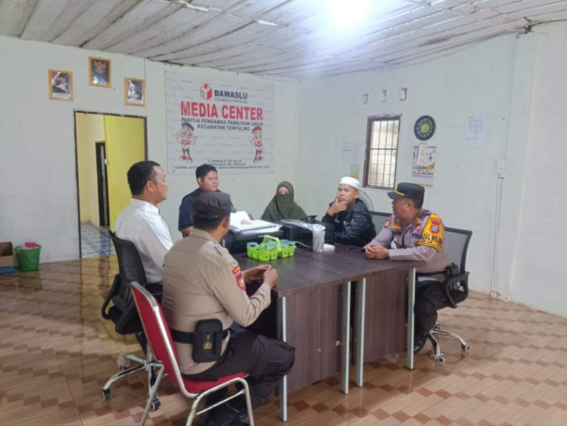 Kapolsek Tempuling Gelar Pertemuan Santai dengan Panwascam, Perkuat Sinergi Pasca Pilkada 2024