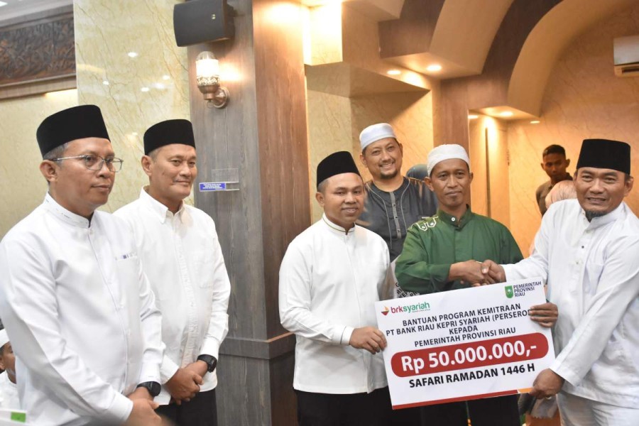 Safari di Dumai, Gubri Abdul Wahid Serahkan CSR BRK Syariah untuk 2 Masjid