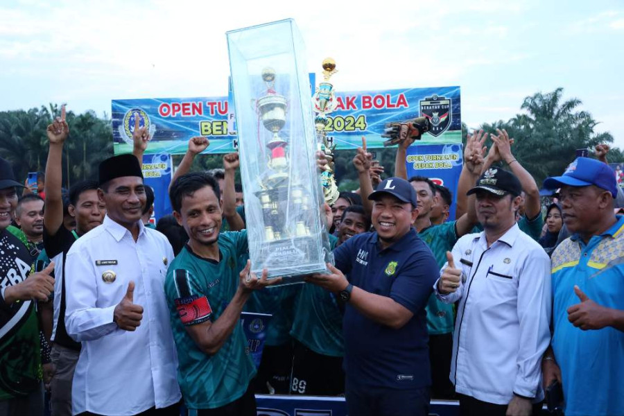 Wabup Siak Tutup Turnamen Sepak Bola Benaya Cup 2024 di Kampung Benayah Kecamatan Pusako