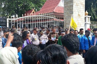 Sat Sabhara Polresta Pekanbaru Kawal Unjuk Rasa Didua Lokasi yang Berbeda 