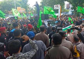 Massa Aksi LLMB  di DPRD Riau Sebut Siap Mati Syahid Jaga Marwah Datuk Setia Amanah