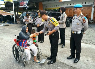 Meskipun Sibuk, Wakapolresta Masih Sempat Bantu Kaum Dhuafa