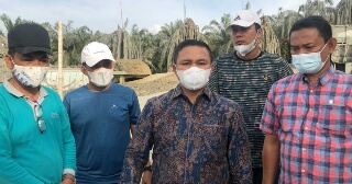 Anggota DPR RI Asal Riau Tinjau Semburan Gas Bercampur Lumpur Dekat Pesantren di Pekanbaru